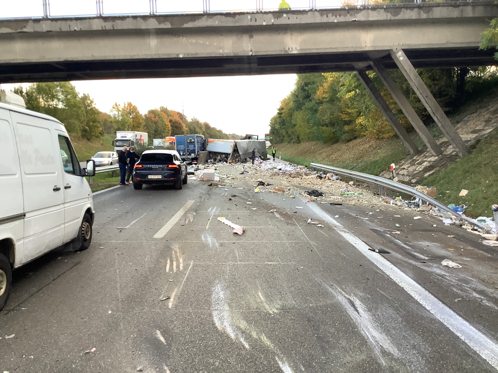 Un train routier s'est renversé mardi matin sur l'A1,entre Nyon et Gland.